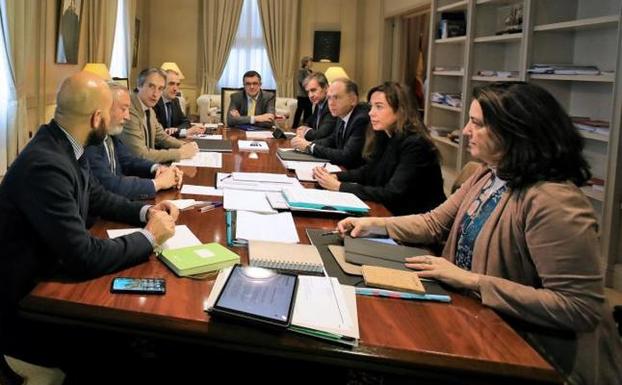 Gabinete de crisis presidido por el ministro de Fomento, Íñigo de la Serna.