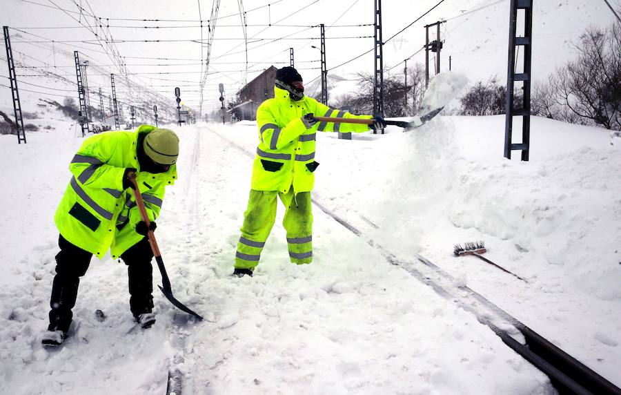 La nieve caída en las últimas jornadas ha dejado estas espectaculares imágenes de la línea ferroviaria en Busdongo, que une León y Asturias, que se encuentra suspendida