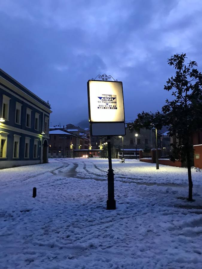 En los municipos de las Cuencas se afanan por despejar los accesos a los pequeños núcleos de población, que han quedado impracticables, no solo por la nieve acumulada, sino por argayos y caídas de árboles. 