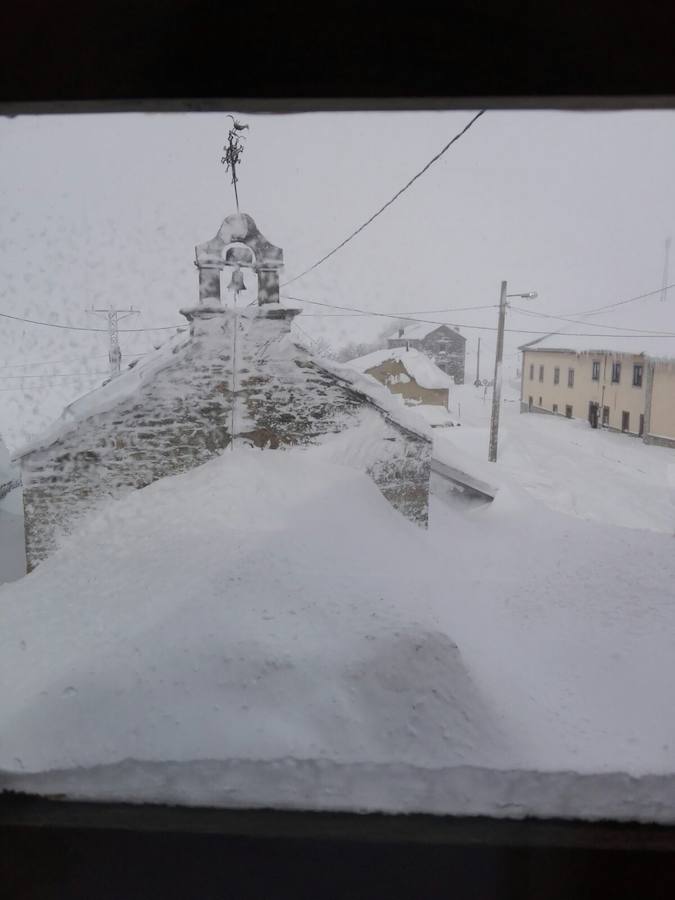 La nieve ha cubierto de un manto blanco gran parte del Suroccidente de Asturias, donde ha dejado importantes problemas en comunicaciones e infraestructuras eléctricas. Una de las vías con mayores complicaciones es el puerto de Leitariegos, en Cangas del Narcea.