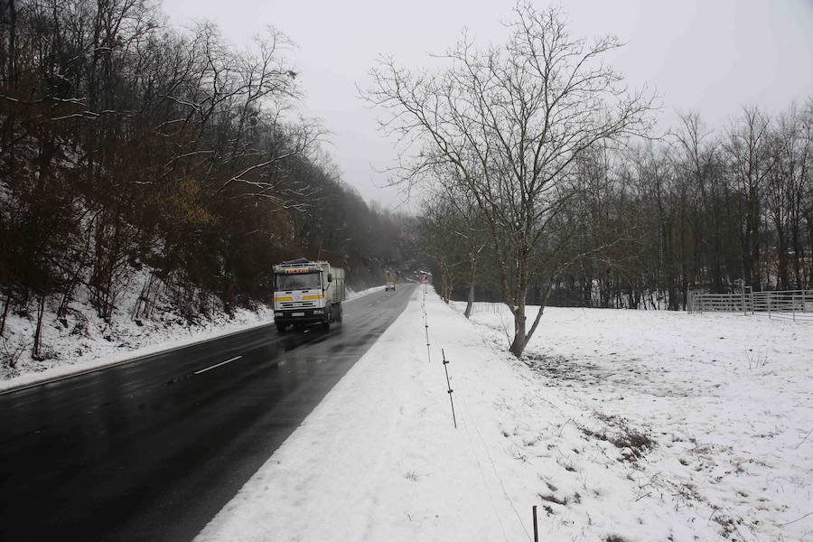 Localidades del Oriente de Asturias como Tielve o La Robellada están bajo un manto blanco. Las carreteras presentan cuantiosos problemas y el riesgo de aludes es importante en puntos como Sotres. 