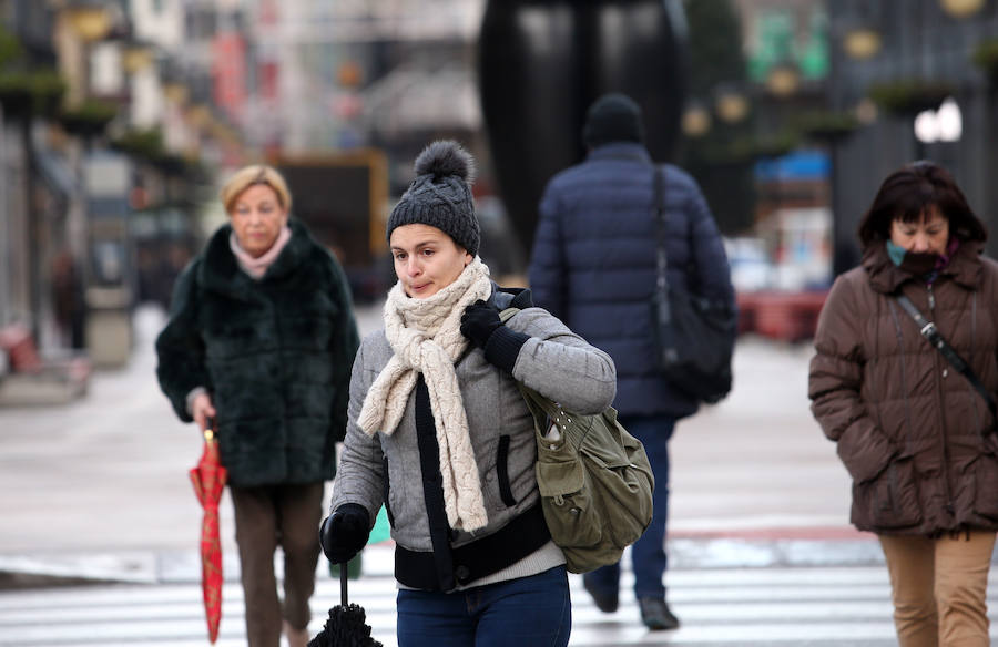 El Naranco cubierto de nieve se ha convertido en toda una atracción para muchos vecinos de Oviedo, que no han dudado en acercarse a disfrutar de la estampa. No obstante, el temporal también ha causado problemas en la capital asturiana, donde se han registrado varios argayos.