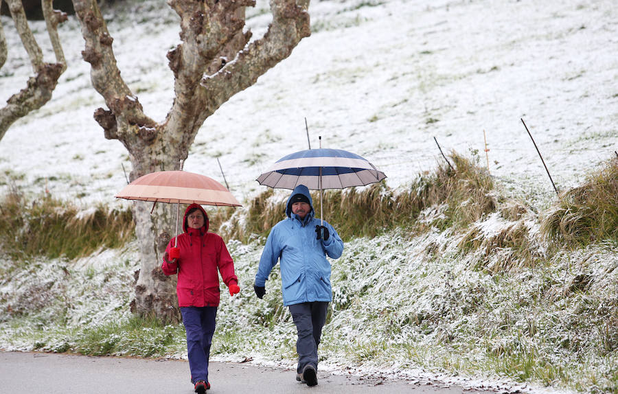 El Naranco cubierto de nieve se ha convertido en toda una atracción para muchos vecinos de Oviedo, que no han dudado en acercarse a disfrutar de la estampa. No obstante, el temporal también ha causado problemas en la capital asturiana, donde se han registrado varios argayos.