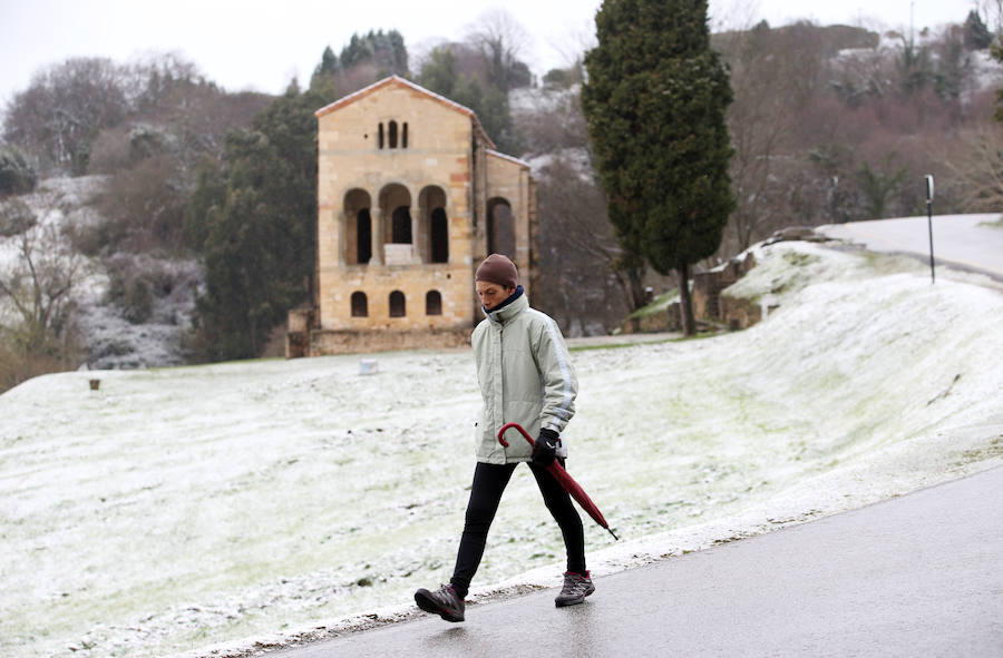 El Naranco cubierto de nieve se ha convertido en toda una atracción para muchos vecinos de Oviedo, que no han dudado en acercarse a disfrutar de la estampa. No obstante, el temporal también ha causado problemas en la capital asturiana, donde se han registrado varios argayos.