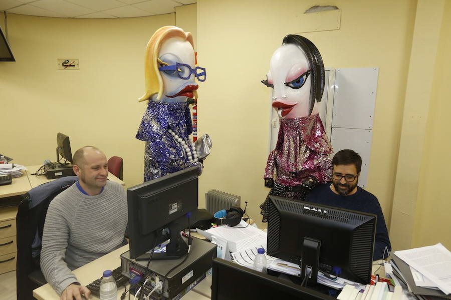 Derrochando humor, soltándose puyas entre madre e hijo y haciéndose selfies. Así pasearon este martes por la redacción de EL COMERCIO las sardinas del Antroxu de Gijón, en una visita que se ha convertido ya en una tradición por estas fechas.