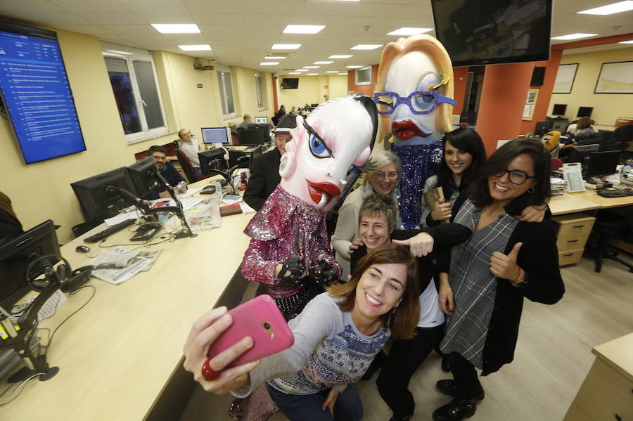 Derrochando humor, soltándose puyas entre madre e hijo y haciéndose selfies. Así pasearon este martes por la redacción de EL COMERCIO las sardinas del Antroxu de Gijón, en una visita que se ha convertido ya en una tradición por estas fechas.