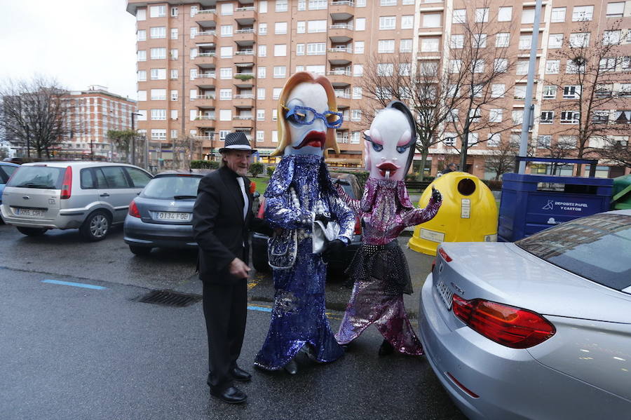 Derrochando humor, soltándose puyas entre madre e hijo y haciéndose selfies. Así pasearon este martes por la redacción de EL COMERCIO las sardinas del Antroxu de Gijón, en una visita que se ha convertido ya en una tradición por estas fechas.