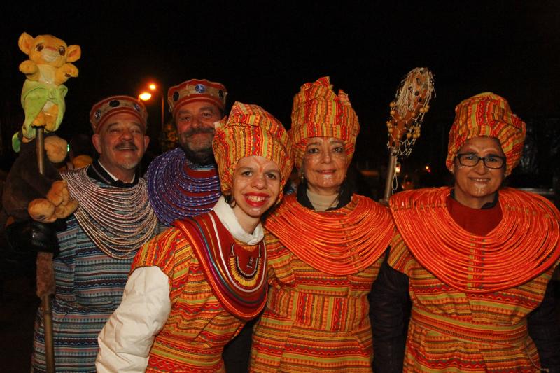 El tradicional desfile de mazcaritos, moxiganges y fanfarries en Llaranes da el pistoletazo de salida a una semana de celebraciones antroxeras en Avilés.