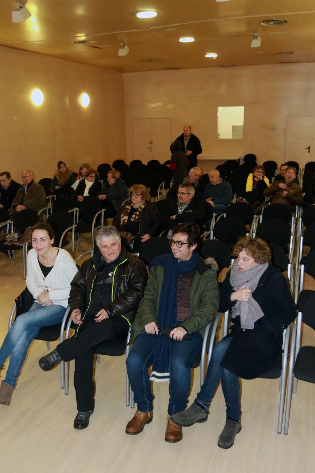 Delia Campomanes, a la izquierda, antes de la asamblea. 