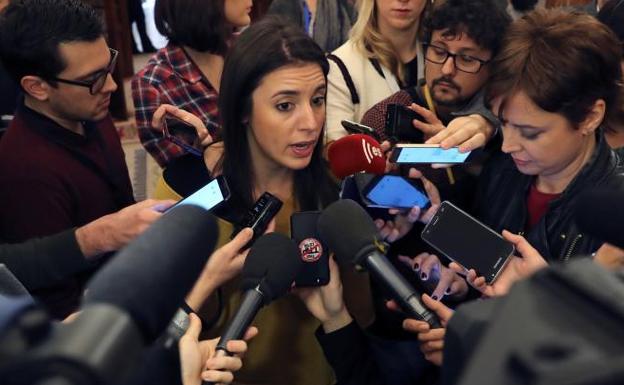 La diputada de Podemos Irene Montero hace declaraciones a los medios de comunicación en los pasillos del Congreso de los Diputados.