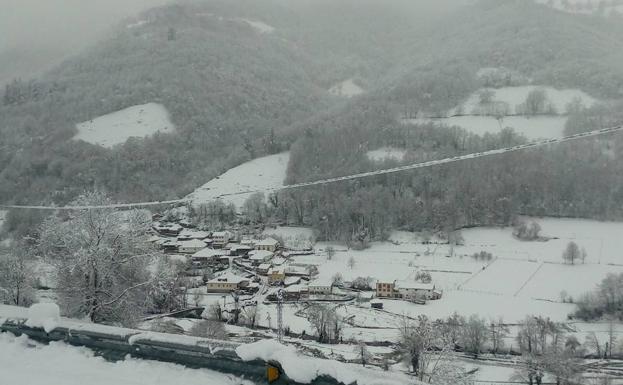 Imagen. La nieve ha cubierto de un manto blanco gran parte del Suroccidente de Asturias, donde ha dejado importantes problemas en comunicaciones e infraestructuras eléctricas. 