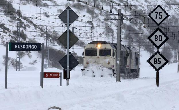 Imagen. Una máquina retira la nieve caída sobre las vías en Busdongo.