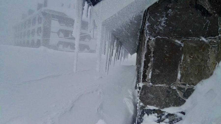 Oriente, Occidente, Valles Mineros... Incluso Oviedo ha vivido este miércoles una jornada marcada por las intensas precipitaciones en forma de nieve, que sigue cayendo en cotas bajas.