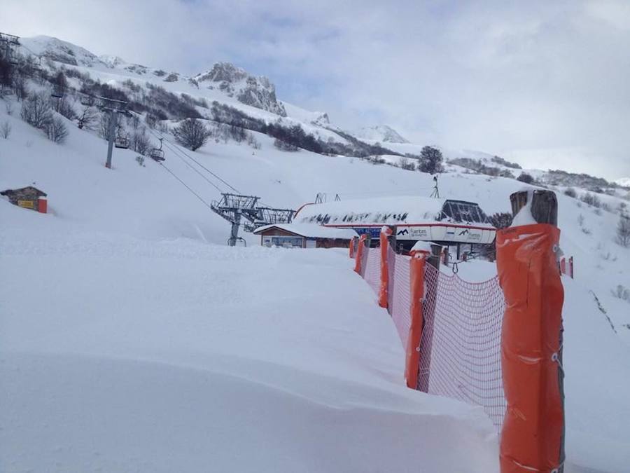 Los Valles Mineros siguen cubiertos de blanco. Localidades como Figaredo, en Mieres, o La Felguera, en Langreo, han registrado esta mañana intensas precipitaciones en forma de nieve. Por otra parte, en Valgrande-Pajares se han alcanzado espesores de hasta más de dos metros.