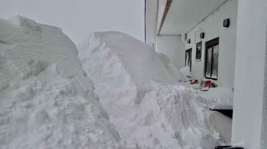 Los Valles Mineros siguen cubiertos de blanco. Localidades como Figaredo, en Mieres, o La Felguera, en Langreo, han registrado esta mañana intensas precipitaciones en forma de nieve. Por otra parte, en Valgrande-Pajares se han alcanzado espesores de hasta más de dos metros.