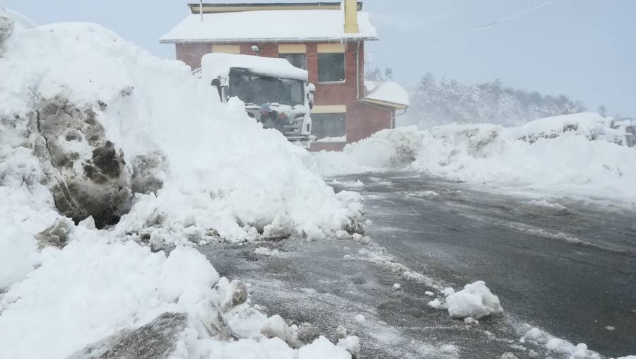 La cuenca media y alta del Navia y la comarca de los Oscos están cubiertas de un manto blanco. La nieve está dejando bellas estampas, pero está causando problemas en las comunicaciones y el suministro eléctrico.