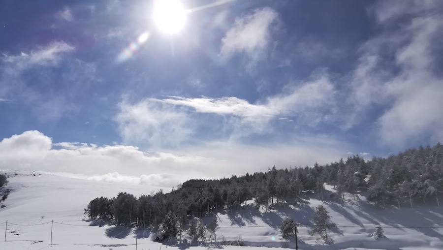 La cuenca media y alta del Navia y la comarca de los Oscos están cubiertas de un manto blanco. La nieve está dejando bellas estampas, pero está causando problemas en las comunicaciones y el suministro eléctrico.