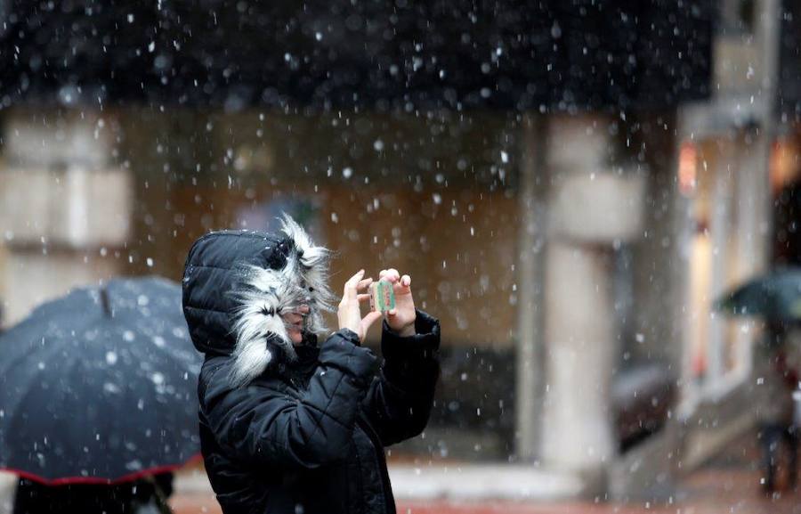 La nieve ha llegado al centro de Oviedo. Durante toda la mañana de este miércoles, los trapos han caído de forma persistente, aunque no llegó a cuajar.