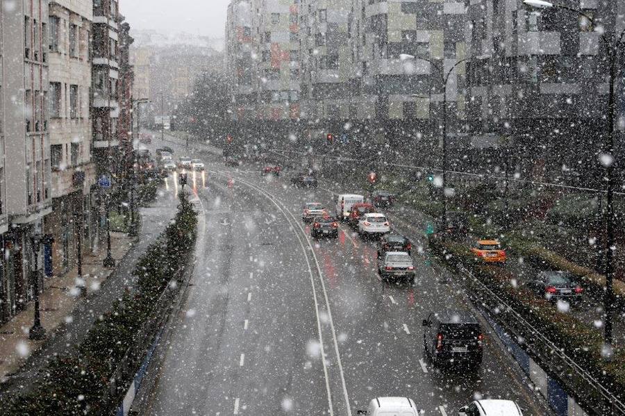 La nieve ha llegado al centro de Oviedo. Durante toda la mañana de este miércoles, los trapos han caído de forma persistente, aunque no llegó a cuajar.