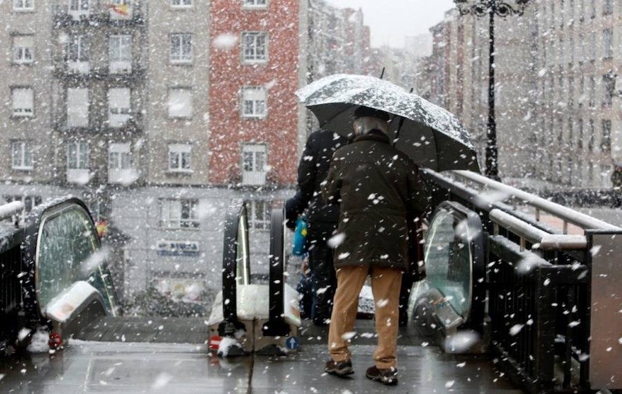 La nieve ha llegado al centro de Oviedo. Durante toda la mañana de este miércoles, los trapos han caído de forma persistente, aunque no llegó a cuajar.