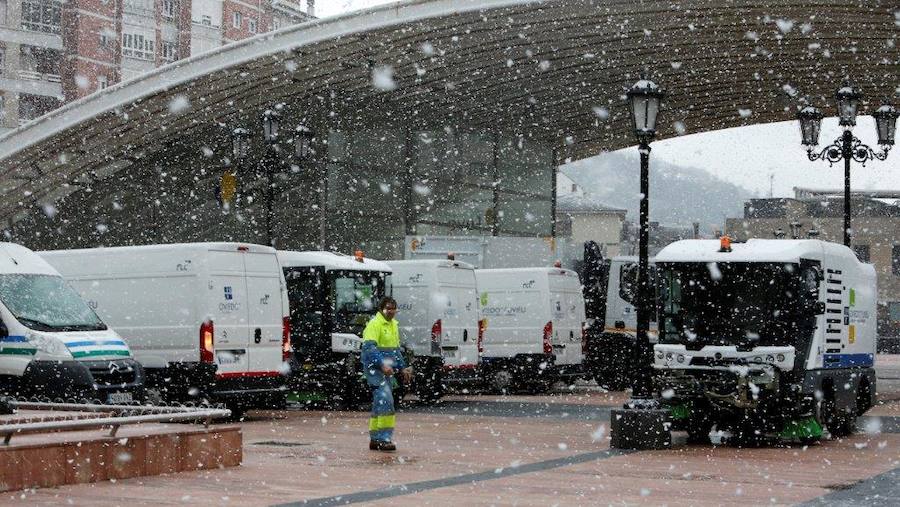La nieve ha llegado al centro de Oviedo. Durante toda la mañana de este miércoles, los trapos han caído de forma persistente, aunque no llegó a cuajar.