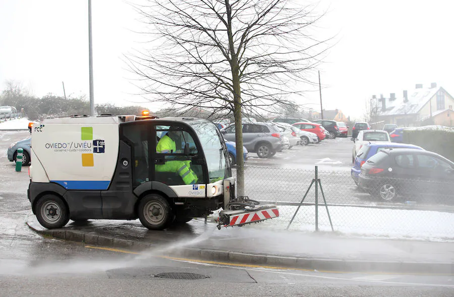 La nieve ha llegado al centro de Oviedo. Durante toda la mañana de este miércoles, los trapos han caído de forma persistente, aunque no llegó a cuajar.