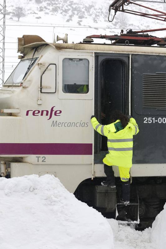 El temporal de frío que recorre estos días la comunidad deja capas de hasta 70 centímetros en algunos puntos del puerto