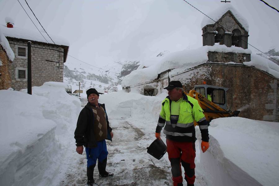 Más de un metro de nieve rodea el acceso de Sotres, en el concejo de Cabrales. El paso quedó cerrado ayer por aludes, cuyo riesgo de caída sigue siendo muy alto.