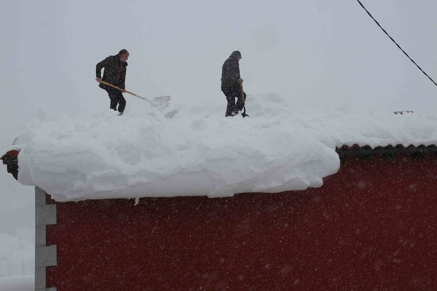 Más de un metro de nieve rodea el acceso de Sotres, en el concejo de Cabrales. El paso quedó cerrado ayer por aludes, cuyo riesgo de caída sigue siendo muy alto.