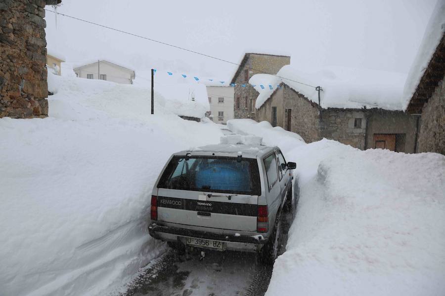 Más de un metro de nieve rodea el acceso de Sotres, en el concejo de Cabrales. El paso quedó cerrado ayer por aludes, cuyo riesgo de caída sigue siendo muy alto.