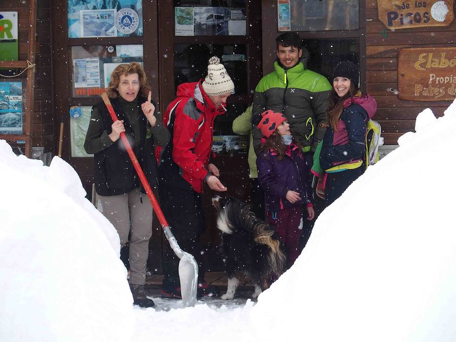 Más de un metro de nieve rodea el acceso de Sotres, en el concejo de Cabrales. El paso quedó cerrado ayer por aludes, cuyo riesgo de caída sigue siendo muy alto.