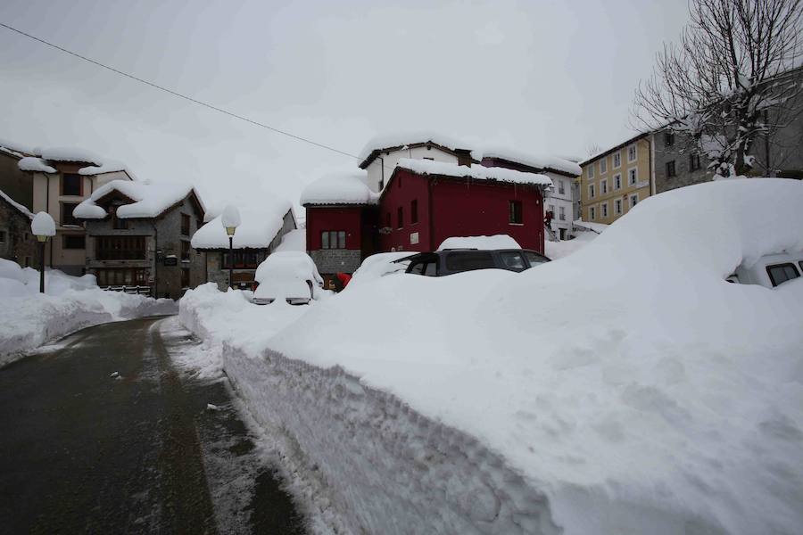 Más de un metro de nieve rodea el acceso de Sotres, en el concejo de Cabrales. El paso quedó cerrado ayer por aludes, cuyo riesgo de caída sigue siendo muy alto.