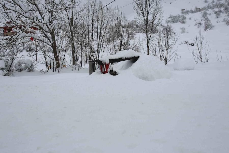 Más de un metro de nieve rodea el acceso de Sotres, en el concejo de Cabrales. El paso quedó cerrado ayer por aludes, cuyo riesgo de caída sigue siendo muy alto.