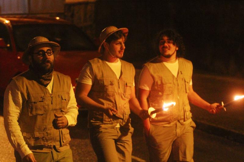 El desfile por el barrio de Llaranes y la entrega de medallas Sardina Arenque abrieron este miércoles la celebración del Antroxu en Avilés. La degustación de la 'garbanzada' puso el broche a la jornada.