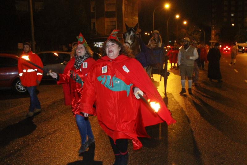 El desfile por el barrio de Llaranes y la entrega de medallas Sardina Arenque abrieron este miércoles la celebración del Antroxu en Avilés. La degustación de la 'garbanzada' puso el broche a la jornada.