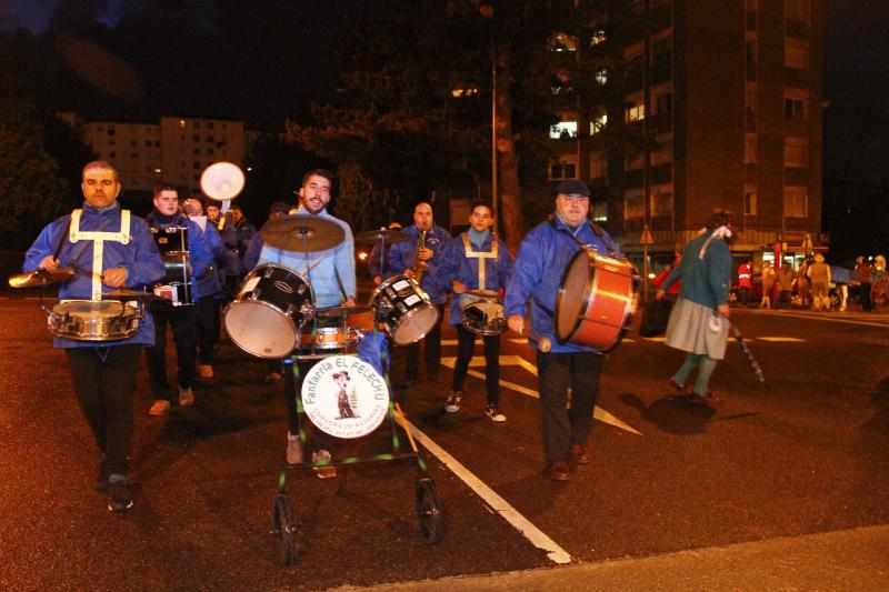 El desfile por el barrio de Llaranes y la entrega de medallas Sardina Arenque abrieron este miércoles la celebración del Antroxu en Avilés. La degustación de la 'garbanzada' puso el broche a la jornada.
