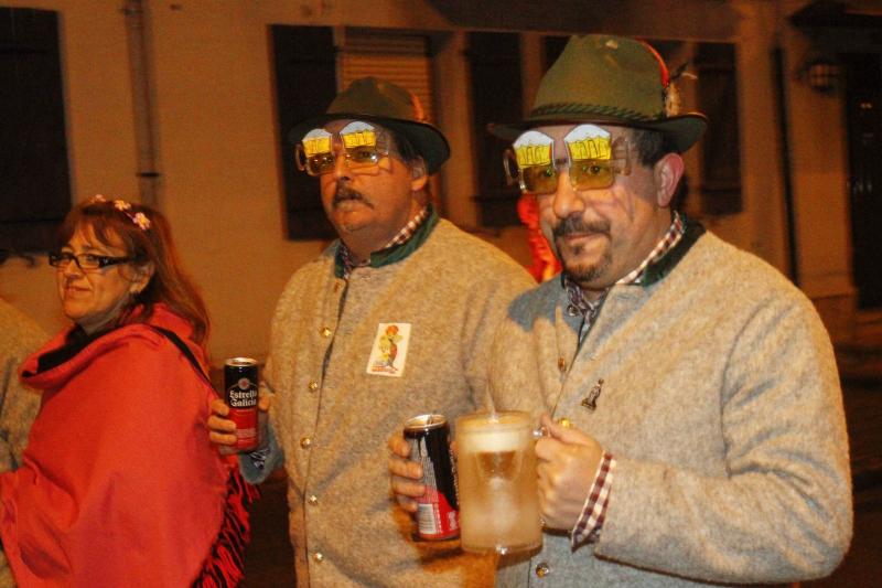 El desfile por el barrio de Llaranes y la entrega de medallas Sardina Arenque abrieron este miércoles la celebración del Antroxu en Avilés. La degustación de la 'garbanzada' puso el broche a la jornada.