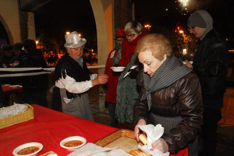 El desfile por el barrio de Llaranes y la entrega de medallas Sardina Arenque abrieron este miércoles la celebración del Antroxu en Avilés. La degustación de la 'garbanzada' puso el broche a la jornada.