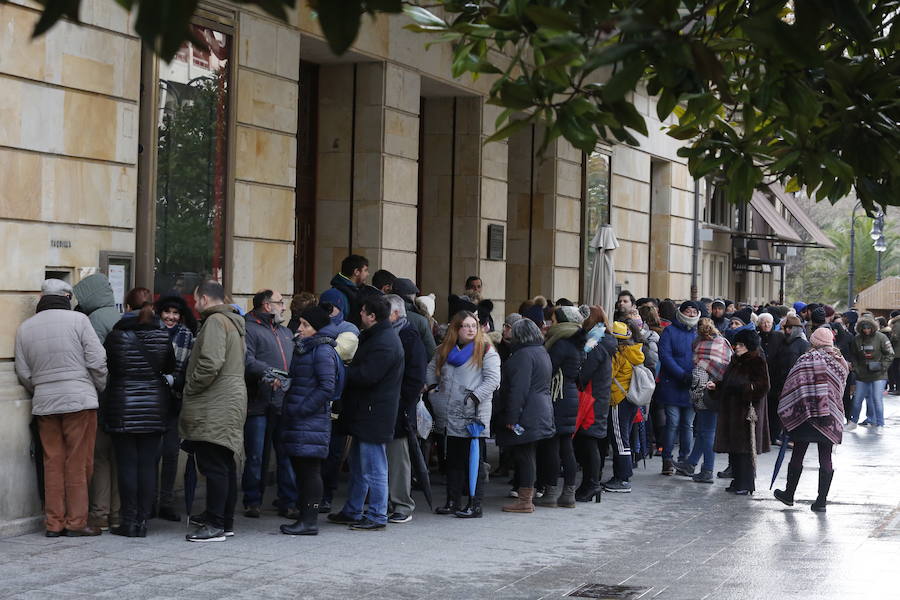 Cientos de personas soportan largas esperas bajo el frío polar para conseguir entradas para el concurso de charangas que se celebrará en el Teatro Jovellanos. Se trata de uno los actos centrales del Antroxu gijonés.