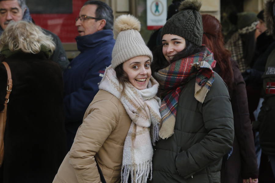 Cientos de personas soportan largas esperas bajo el frío polar para conseguir entradas para el concurso de charangas que se celebrará en el Teatro Jovellanos. Se trata de uno los actos centrales del Antroxu gijonés.