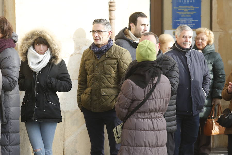 Cientos de personas soportan largas esperas bajo el frío polar para conseguir entradas para el concurso de charangas que se celebrará en el Teatro Jovellanos. Se trata de uno los actos centrales del Antroxu gijonés.