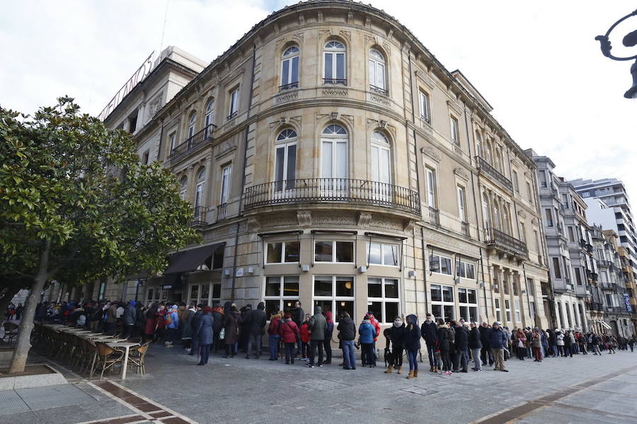 Cientos de personas soportan largas esperas bajo el frío polar para conseguir entradas para el concurso de charangas que se celebrará en el Teatro Jovellanos. Se trata de uno los actos centrales del Antroxu gijonés.