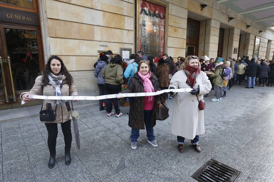 Cientos de personas soportan largas esperas bajo el frío polar para conseguir entradas para el concurso de charangas que se celebrará en el Teatro Jovellanos. Se trata de uno los actos centrales del Antroxu gijonés.