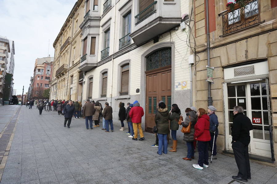 Cientos de personas soportan largas esperas bajo el frío polar para conseguir entradas para el concurso de charangas que se celebrará en el Teatro Jovellanos. Se trata de uno los actos centrales del Antroxu gijonés.