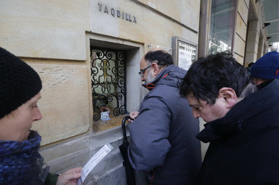 Cientos de personas soportan largas esperas bajo el frío polar para conseguir entradas para el concurso de charangas que se celebrará en el Teatro Jovellanos. Se trata de uno los actos centrales del Antroxu gijonés.