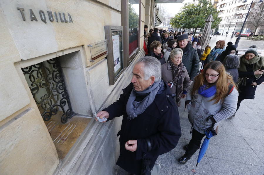 Cientos de personas soportan largas esperas bajo el frío polar para conseguir entradas para el concurso de charangas que se celebrará en el Teatro Jovellanos. Se trata de uno los actos centrales del Antroxu gijonés.