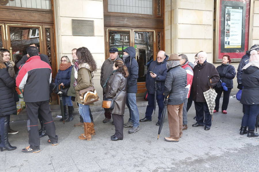 Cientos de personas soportan largas esperas bajo el frío polar para conseguir entradas para el concurso de charangas que se celebrará en el Teatro Jovellanos. Se trata de uno los actos centrales del Antroxu gijonés.