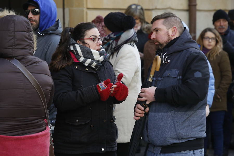 Cientos de personas soportan largas esperas bajo el frío polar para conseguir entradas para el concurso de charangas que se celebrará en el Teatro Jovellanos. Se trata de uno los actos centrales del Antroxu gijonés.