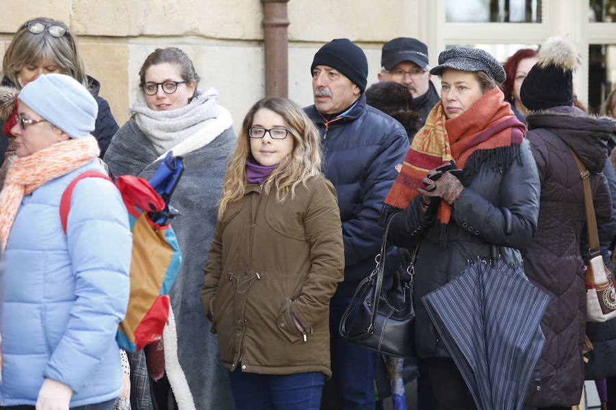 Cientos de personas soportan largas esperas bajo el frío polar para conseguir entradas para el concurso de charangas que se celebrará en el Teatro Jovellanos. Se trata de uno los actos centrales del Antroxu gijonés.