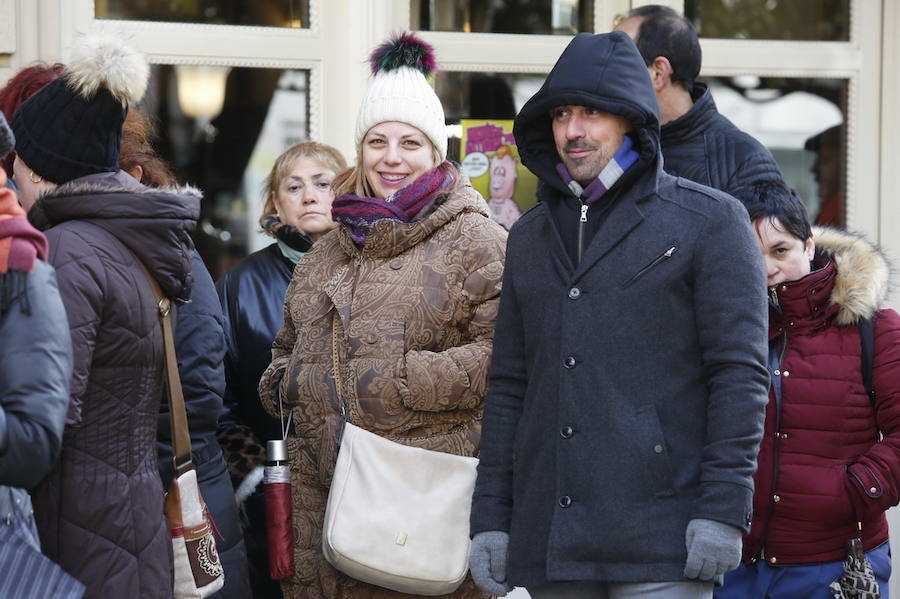 Cientos de personas soportan largas esperas bajo el frío polar para conseguir entradas para el concurso de charangas que se celebrará en el Teatro Jovellanos. Se trata de uno los actos centrales del Antroxu gijonés.